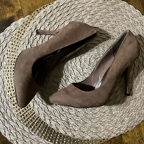 Breckelle’s Holly Womens Blush Suede Heels Size 7 - Picture 5 of 7